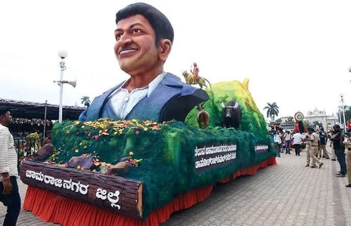 A district tableau on the procession route