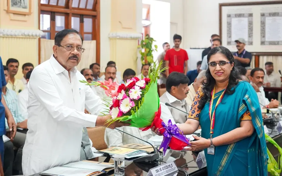 Dr G. Parameshwara is received at the High Power Committee meeting
