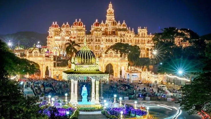 The palace and its lit gardens after dark