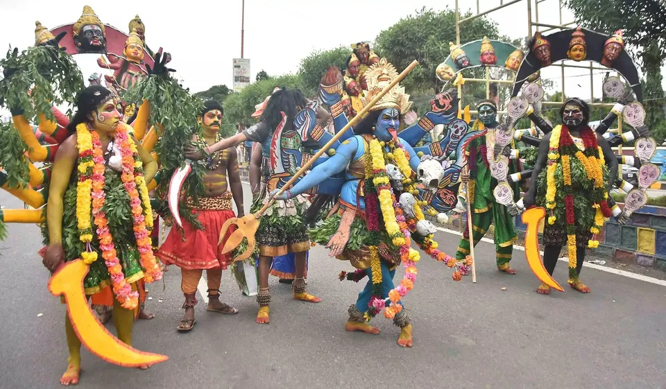Costumed folk performers in the parade